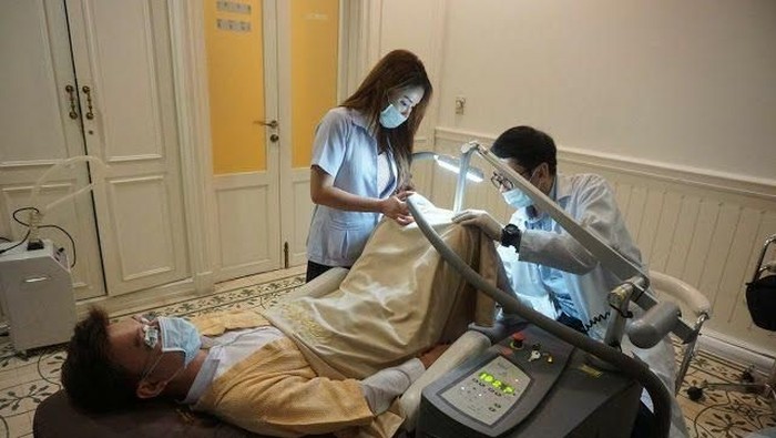 Proses pemutihan penis. Foto: Facebook Proses pemutihan penis. Foto: Facebook