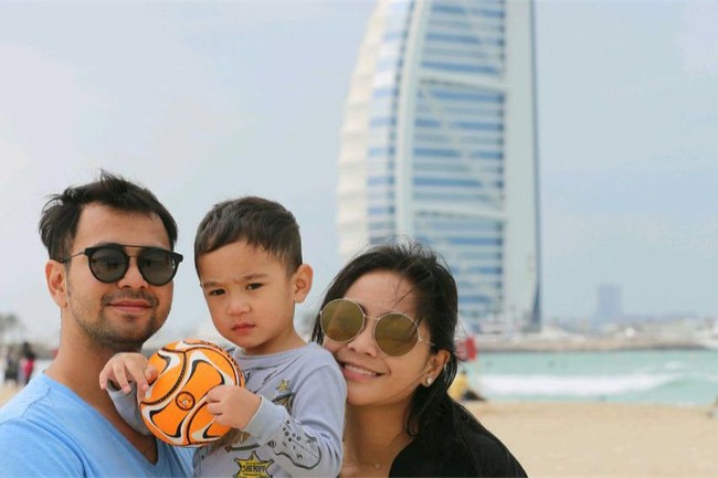 Berpose di Pantai Jumeirah dengan latar belakang Hotel Burj Al Arab, Raffi Ahmad, Nagita Slavina dan putra mereka Rafthar, tampak seperti keluarga bahagia. Nagita dan Raffi pun kompak memakai kacamata hitam. Kacamata yang dipakai Nagita keluaran dari brand Linda Farrow seharga Rp 12.800.000. Foto: Instagram