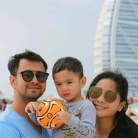 Berpose di Pantai Jumeirah dengan latar belakang Hotel Burj Al Arab, Raffi Ahmad, Nagita Slavina dan putra mereka Rafthar, tampak seperti keluarga bahagia. Nagita dan Raffi pun kompak memakai kacamata hitam. Kacamata yang dipakai Nagita keluaran dari brand Linda Farrow seharga Rp 12.800.000. Foto: Instagram