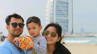 Raffi Ahmad dan Nagita Slavina berserta Rafathar tengah berada di Dubai untuk berlibur. Kebahagiaan mereka terpancar jelas.  Foto: Instagram