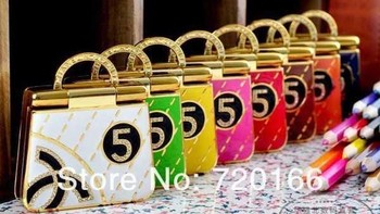 Ada-ada saja, ponsel ini berbentuk tas wanita. (Foto: Boredbug)