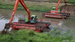Melihat Pengerukan Kanal Banjir Timur
