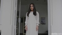 Prilly tampil dengan gaun putih panjang di sepanjang adegan di set tersebut.