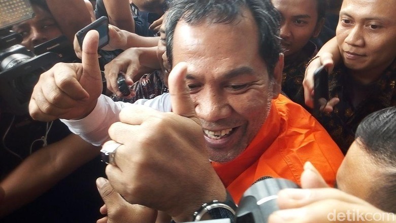 Bupati HST Kalsel Resmi Ditahan KPK Bupati HST Kalsel Resmi Ditahan KPK