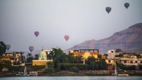 Dalam insiden tahun 2009, sebanyak 13 turis luka-luka dan dalam insiden tahun 2013, sebanyak 19 turis tewas. Foto ini menunjukkan sejumlah balon udara tengah mengudara di atas Luxor pada September 2017. Foto: AFP PHOTO/KHALED DESOUKI