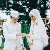 Haykal Kamil dan Tantri Namirah melangsungkan pernikahannya pada 25 Maret 2017. Pernikahan keduanya digelar dengan konsep garden party di The Lorge Hotel, Bogor. Foto: Instagram