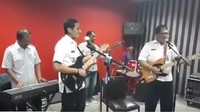Saat ditanya soal musikalitas, Sandiaga mengaku masih harus banyak belajar bermain gitar. Dia terakhir kali bermain gitar waktu masa kampanye Pilgub DKI. Foto: (Dok. Istimewa).