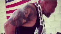 The Rock tak masalah ketika ia harus berlatih sembari mengalungkan rantai di lehernya seperti ini. Namun ini hanya bisa dilakukan oleh profesional dan mereka yang memiliki jam terbang tinggi seperti dirinya. Foto: Instagram/therock