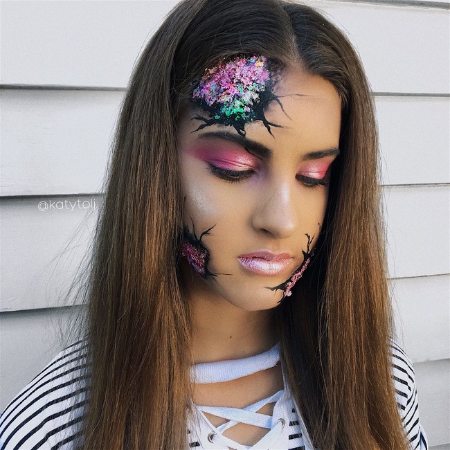 Seperti menerjemahkan geode dalam tampilan makeup, Katy membuat wajahnya seolah berongga dengan yang bagian rongganya bersinar dengan efek kristal.  Foto: dok. Instagram (katytolj)