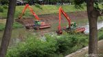 Melihat Pengerukan Kanal Banjir Timur