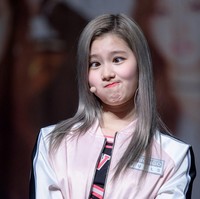 Ekspresi Sana Twice ketika matanya terlihat juling. Foto: Istimewa