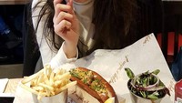 Liburan di London saatnya Pevita manjakan diri dengan makan enak. Di Burger & Lobster ia nampak menikmati sandwich lobster dan kentang goreng. Foto: Instagram Pevita Pearce