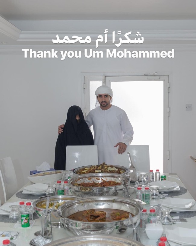 Pangeran Hamdan dikenal dengan sikap romantisnya. Baru-baru ini, pangeran 35 tahun itu mendatangi rumah wanita biasa untuk makan siang. Wanita asal Uni Emirat Arab itu beruntung menerima tamu seperti pangeran Dubai tampan itu setelah ia iseng mengirim  direct message (DM) di media sosial yang isinya mengundang pangeran makan bersama di rumahnya. Ternyata sang pangeran menerima undangan tersebut.  Foto: Dok. Instagram @faz3gram