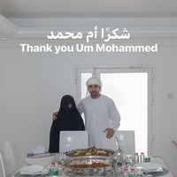 Pangeran Hamdan dikenal dengan sikap romantisnya. Baru-baru ini, pangeran 35 tahun itu mendatangi rumah wanita biasa untuk makan siang. Wanita asal Uni Emirat Arab itu beruntung menerima tamu seperti pangeran Dubai tampan itu setelah ia iseng mengirim  direct message (DM) di media sosial yang isinya mengundang pangeran makan bersama di rumahnya. Ternyata sang pangeran menerima undangan tersebut.  Foto: Dok. Instagram @faz3gram