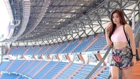 Sebagai presenter bola, sudah pasti Sandra Olga pernah mengunjungi stadion klub top Eropa. Ini saat dia di Stadion Santiago Bernabeu, kandangnya Real Madrid. (Instagram/Sandra Olga)