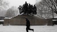 Badai salju ini juga ikut memutihkan kawasan Central Park, New York. Terlihat seorang pria tetap jogging di tengah lebatnya salju. (Foto: dok. Reuters)