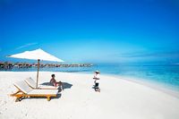 Hamparan pantai berpasir putih di sekitar resor (Adaran Prestige Vadoo)