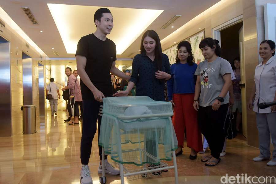 Potret Bahagia Keluarga Kecil Sandra Dewi