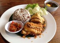 Raos Pisan! Makan Siang dengan Nasi Tutug Oncom Berlauk Komplet di Sini