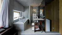 Jendela yang berdada di pintu utama memiliki fungsi sebagai area masuknya cahaya ke dalam rumah. Ruang kamar tidur dilengkapi jendela yang menghadap ke luar ruangan agar cahaya bisa masuk. Istimewa/homedit.com