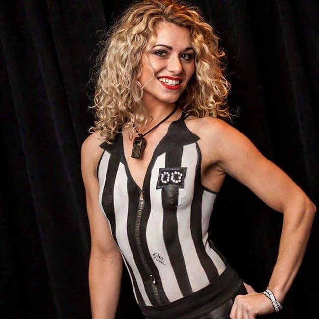 Atasan garis-garis yang dikenakan wanita pirang ini juga seperti nyata. Foto: Instagram