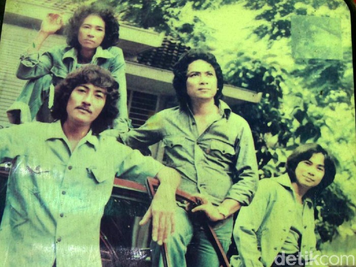 Foto repro Koes Bersaudara milik Yon Koeswoyo.