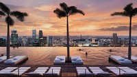 Singapura punya Marina Bay Sands Hotel. Inilah salah satu hotel termewah di Singapura. Infinity Poolnya berada di lantai 57 gedung hotel dengan pemandangan Kota Singapura (Marina Bay Sands)