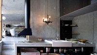 Rumah ini juga dihiasi jendela yang cukup lebar agar penghuninya bisa merasakan pemandangan di luar. Istimewa/homedit.com