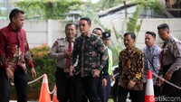 Gubernur Jambi Zumi Zola tiba di gedung KPK, Jakarta, Jumat (5/1/2018).