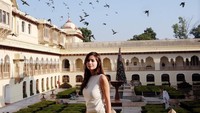 Sandra Olga juga berkunjung ke Rambagh Palace. Bangunan ini adalah bekas Istana Maharaja Jaipur. (Instagram/Sandra Olga)
