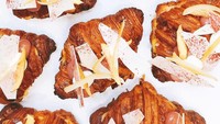 Jangan dulu puas, ada lagi varian Peachy Mess Twice Baked Croissant. Isinya buah peach yang diolah dengan teknik sous vide, almond cream, vanilla cream dan diberi topping cokelat putih, white peace gel serta peach kering. Foto: Istimewa