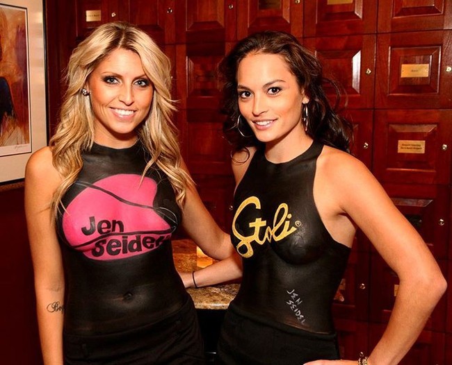 Tanktop hitam yang dipakai dua wanita cantik ini seperti busana sungguhan ya, padahal sebenarnya lukisan. Foto: Instagram