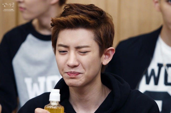 Chanyeol EXO berekspresi dengan mengernyitkan alis, dan sebelah matanya nampak merem. Foto: Istimewa