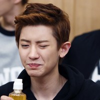 Chanyeol EXO berekspresi dengan mengernyitkan alis, dan sebelah matanya nampak merem. Foto: Istimewa