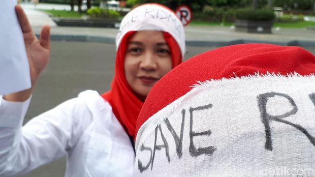 Massa di Surabaya Tolak Risma Jadi Cawagub Jatim