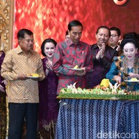 Setelah pidato Jokowi, acara dilanjutkan dengan pemotongan tumpeng. Selain Jokowi, turut hadir Wakil Presiden Jusuf Kalla dan Mufidah Kalla. Foto: Dok. Biro Pers, Media, dan Informasi Setpres