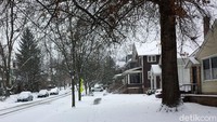 Salah satu kewajiban warga di kawasan Ohio University adalah membersihkan salju di trotoar yang ada di depan rumahnya. Pembersihan salju ini untuk membuat trotoar tetap bisa dilalui dan juga mencegah warga terjatuh karena salju yang licin.