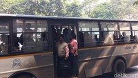 Jika Jakarta memiliki bus kota Metromini, Kolkata juga punya yang serupa. Bus-bus khas India itu terlihat bersliweran di mana-mana (Masaul/detikTravel)