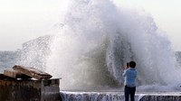 Gelombang tinggi melanda tepi pantai di Marseille setelah badai Eleanor melanda Prancis. Foto: (REUTERS/Jean-Paul Pelissier)