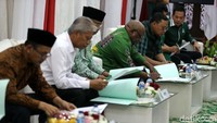 Seluruh cagub-cawagub menandatangani mandat politik.