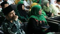 Calon Gubenur dan Calon Wakil Gubernur Jatim Khofifah Indar Parawangsa dan Emil Dardak juga hadir.