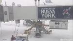 Foto: Landasan Bandara JFK New York yang Memutih Akibat Badai Salju