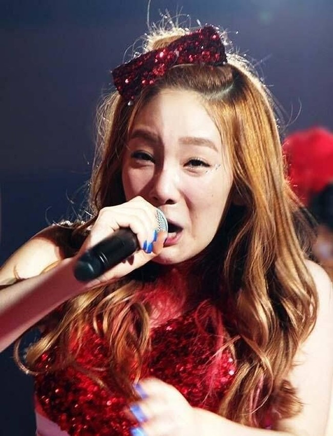 Wajah Taeyeon SNSD saat ia terlalu menghayati lagu yang dinyanyikannya. Foto: Istimewa