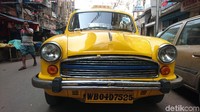 Selain itu masih ada taksi yang amat ikonik di Kota Kolkata ini. Taksi ini nampaknya masih menjadi favorit warga Kota Kolkata (Masaul/detikTravel)