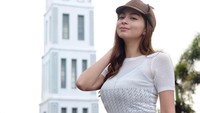 Tak hanya destinasi luar negeri, keindahan Indonesia juga beberapa kali diunggah Sandra Olga. Lihat saat dia berpose di depan Menara Jam Gadang. Cantiknya.. (Instagram/Sandra Olga)