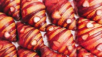 Yang tak kalah cantik ini namanya Lychee Berry Red Bi-Color Croissant. Bagian atasnya ditaburi dried strawberry. Yummy! Foto: Istimewa