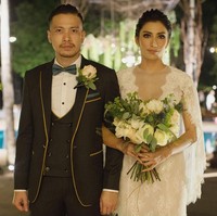 Tyas Mirasih dan Raiden Soedjono, melangsungkan pernikahannya di Plataran Cilandak, Jakarta Selatan pada 8 Juli 2017 lalu. Resepsi Tyas dan Raiden digelar dengan tema garden party dan dekorasi rustic yang memang tren di tahun kemarin. Foto: Instagram