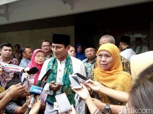 Aksi Khofifah dan Sandiaga Bantu Pegang HP Wartawan saat Wawancara