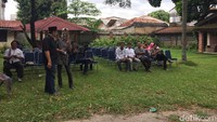 Beberapa orang sudah datang untuk melayat. Foto: Suasana Rumah Duka Yon Koeswoyo (Saras/detikHOT)