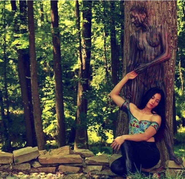 Karya Jen ini juga banyak dipuji. Apakah kamu menyadari kalau di belakang wanita yang tubuhnya dilukis seolah memakai busana hijau itu ada wanita lainnya yang berpose menjadi batang pohon? Coba perhatikan lagi. Foto: Instagram